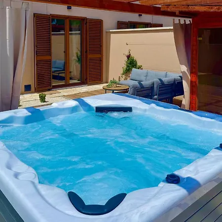 3 Bedroom Awesome In Holiday home *