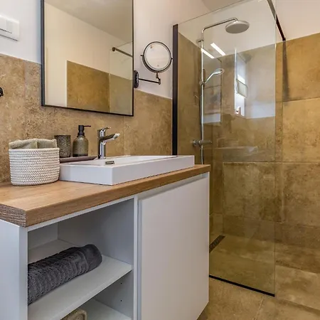 Luxurious In With Sauna Semesterbostad Vodnjan