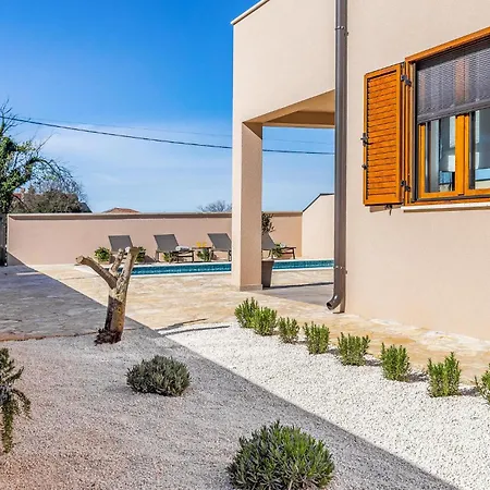 3 Bedroom Awesome In Holiday home *