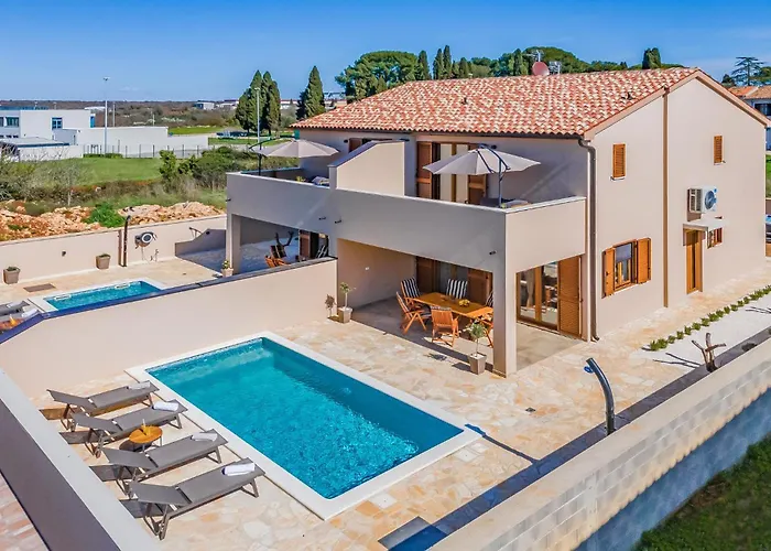 3 Bedroom Awesome In Semesterbostad